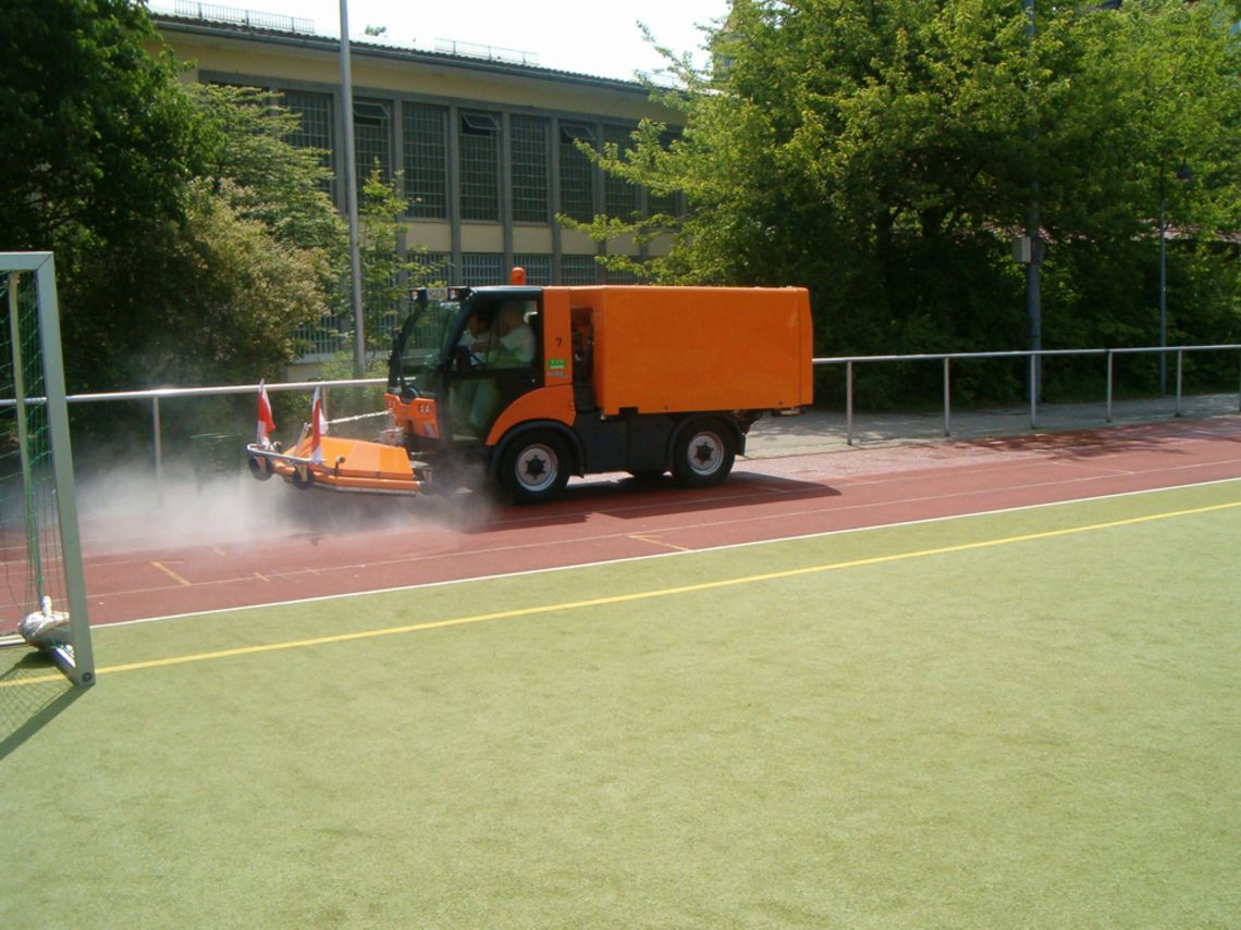 Reinigung von Kunststoff Sportboden